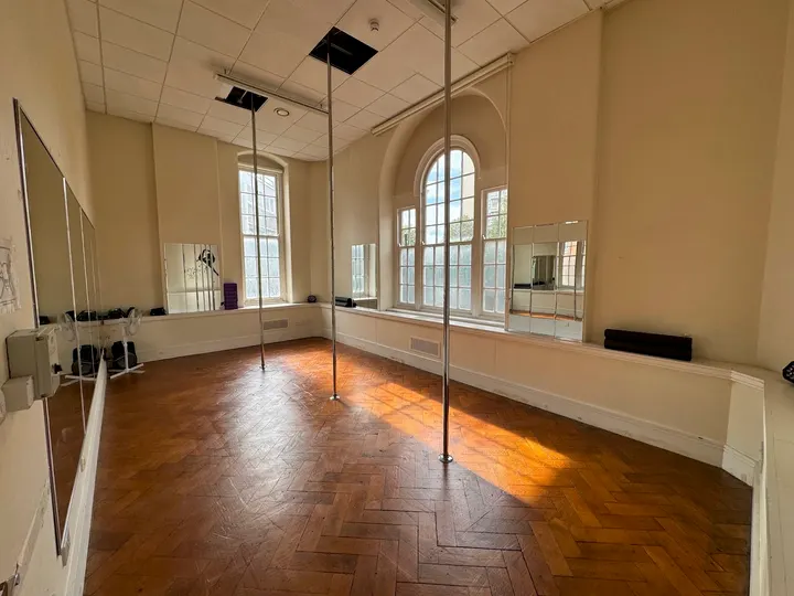 Ecole De Pole - Evolve Studio 2 — pole fitness-studio in Stockwell, London — 3