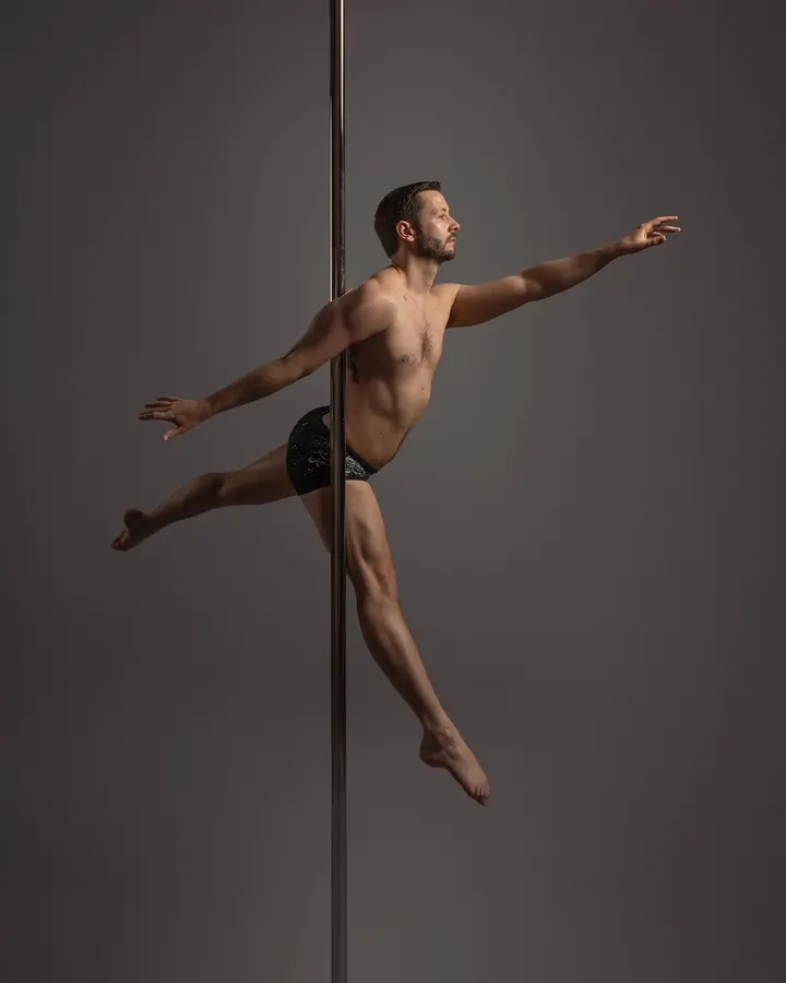 Ecole De Pole - Evolve Studio 2 — pole fitness-studio in London — 3