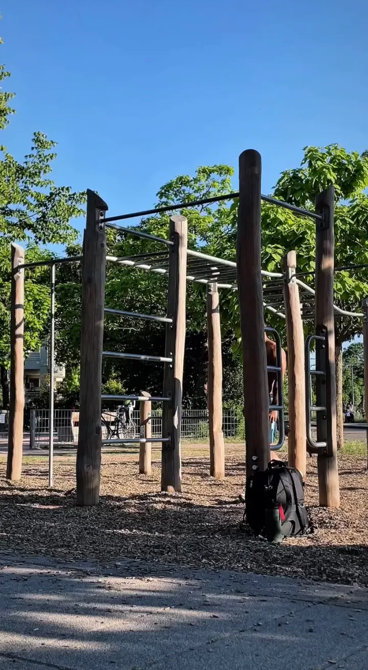 Parc de street-workout — salle de fitness-studio à Koenigshoffen, Strasbourg — 3