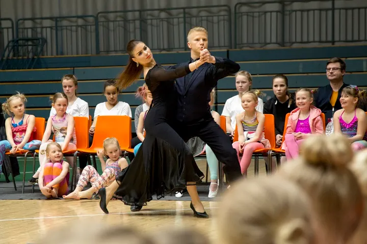 Tanssiklubi Kotkan Hyrrät Ry — tanssi-studio – Helilä, Kotka — 2