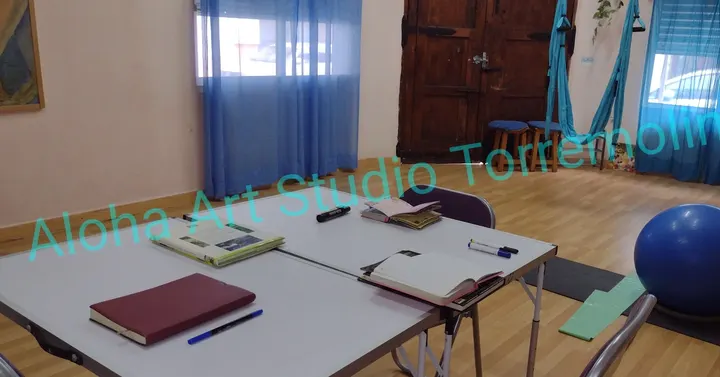 YOGA & PILATES TERAPÉUTICOS en TORREMOLINOS, ARTE TERAPIA. "ALOHA ART STUDIO" .CUADROS . LA CARIHUELA — Yoga en Torremolinos