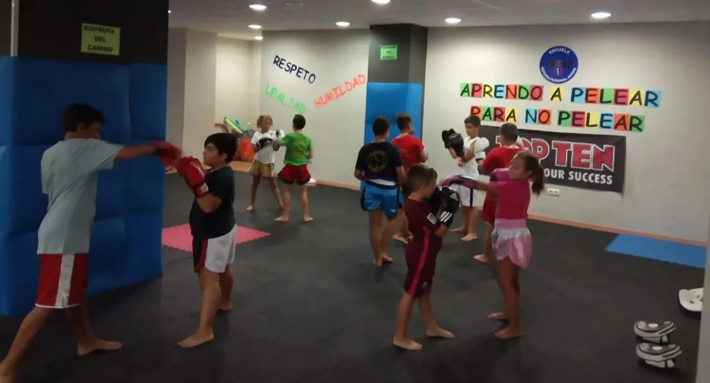 Escuela Defensa Personal Juvenil — artes marciales-studio en Barriada Río San Pedro — 3