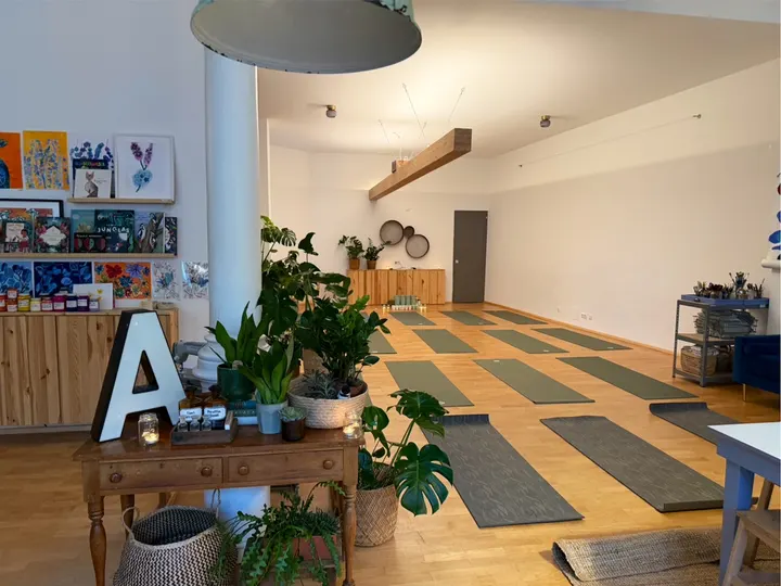 Hatha Vinyasa Flow @ canela art studio — Yoga in Haidhausen, München