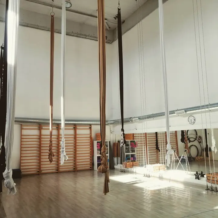 AERIAL SCHOOL BY LAURA COLL — aerial-studio en Terrassa — 4