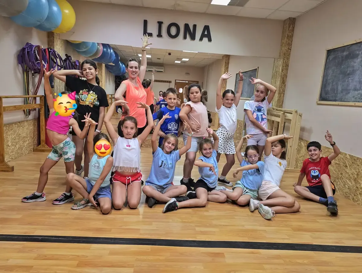 Liona — dans-studio i Camas — bild 2