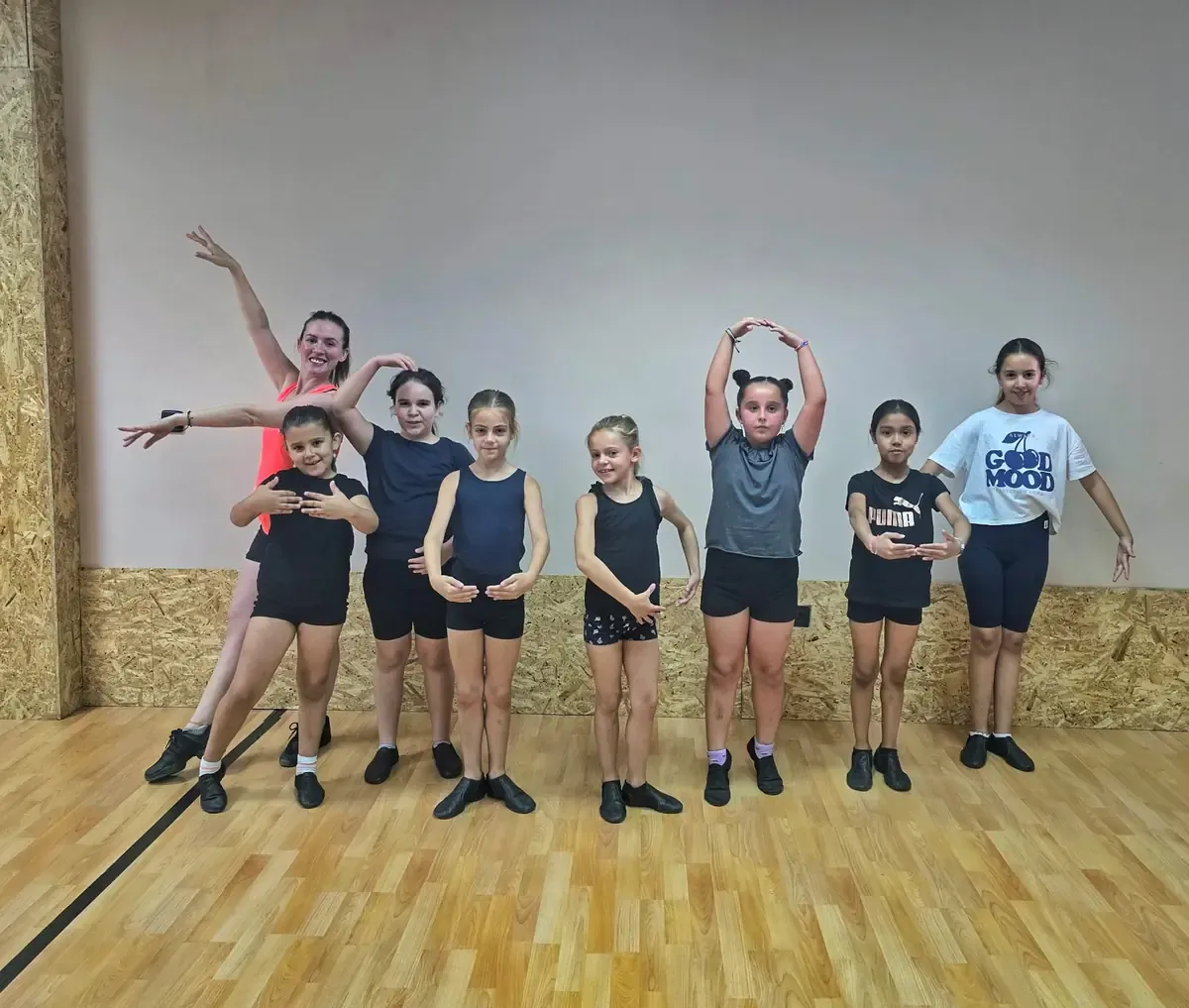 Liona — dans-studio i Camas — bild 3