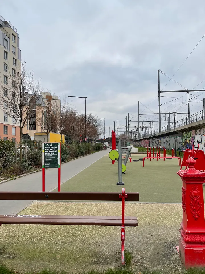 Parc Calisthenics / Street Workout — salle de fitness-studio à Quartier de la Chapelle, Paris — 2