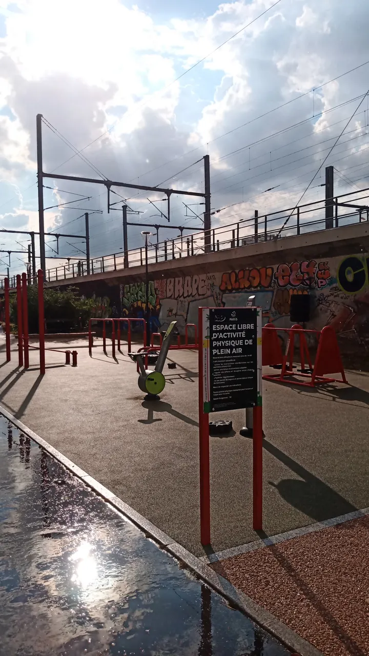 Parc Calisthenics / Street Workout — salle de fitness-studio à Paris — 4