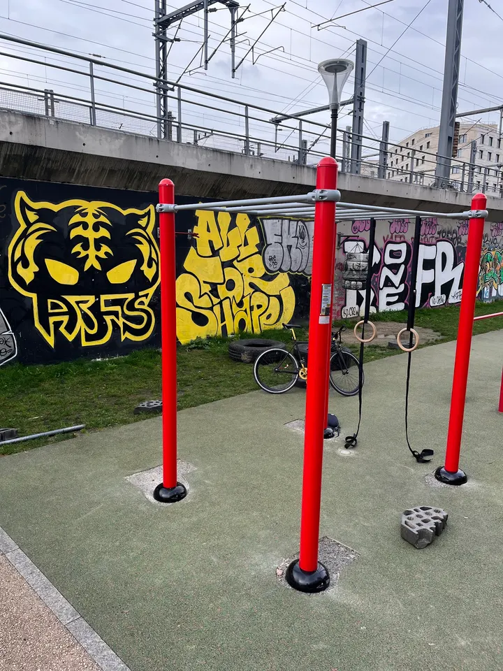Parc Calisthenics / Street Workout — Callisthénie à Quartier de la Chapelle, Paris