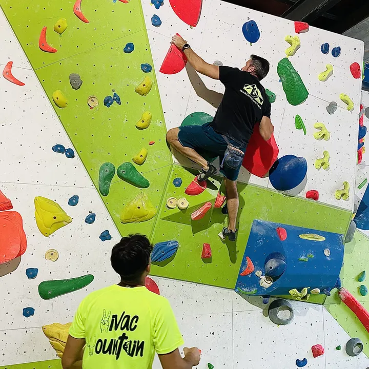 VIVAC MOUNTAIN CLIMBERS — escalada-studio en Valdefuentes, Arroyomolinos — 3