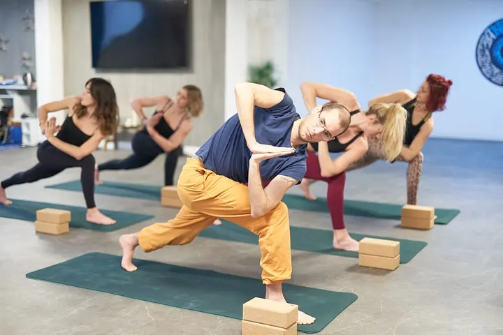 Tom Costerg: Yoga & Soins — yoga-studio à Annecy — 4