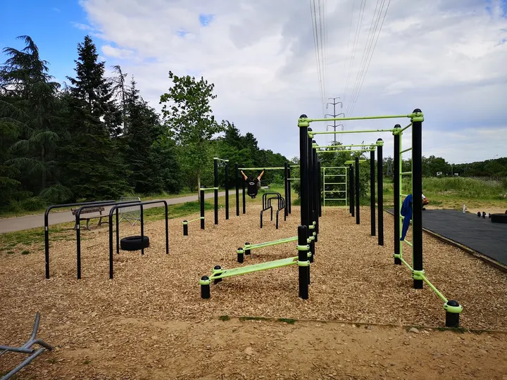 Espace de Street Workout — salle de fitness-studio aux Minguettes, Lyon — 2