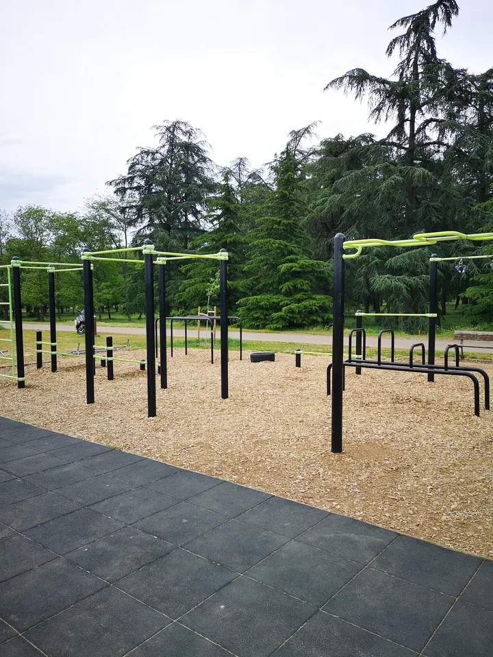 Espace de Street Workout — salle de fitness-studio aux Minguettes, Lyon — 3