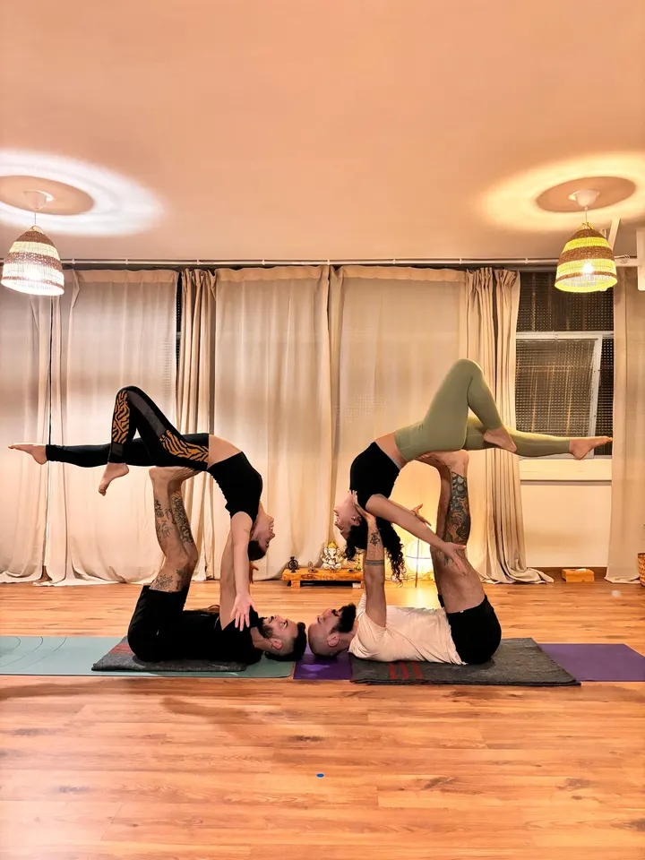Acroyoga y Yoga Barcelona — Yoga en Gràcia, Barcelona