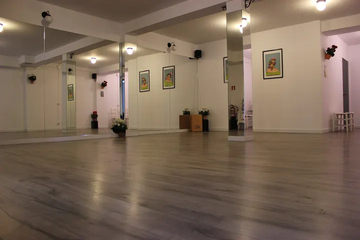 Escola De Sevillanes I Flamenc Mayra Soldevila — baile-studio en Ciutat Vella, Barcelona — 3