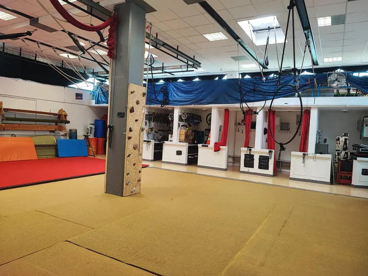 Aux agrès du vent, École de Cirque — arts aériens-studio à Échirolles — 2