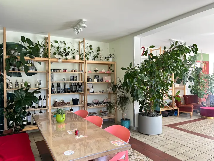YOGA im Café etisch. 🧘🏽‍♀️ — yoga-studio in Schwanthalerhöhe, München — 2