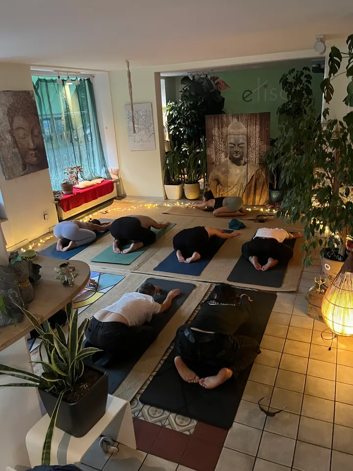 YOGA im Café etisch. 🧘🏽‍♀️ — yoga-studio in Schwanthalerhöhe, München — 3