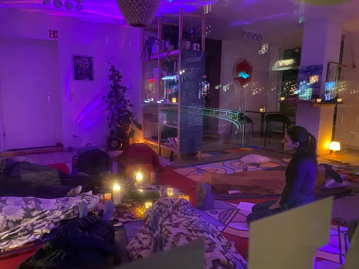 YOGA im Café etisch. 🧘🏽‍♀️ — yoga-studio in München — 4
