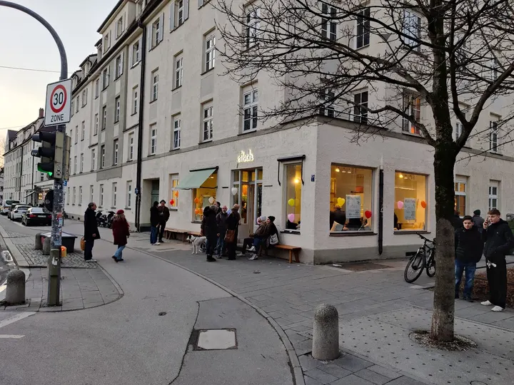 YOGA im Café etisch. 🧘🏽‍♀️ — yoga-studio in München — 5