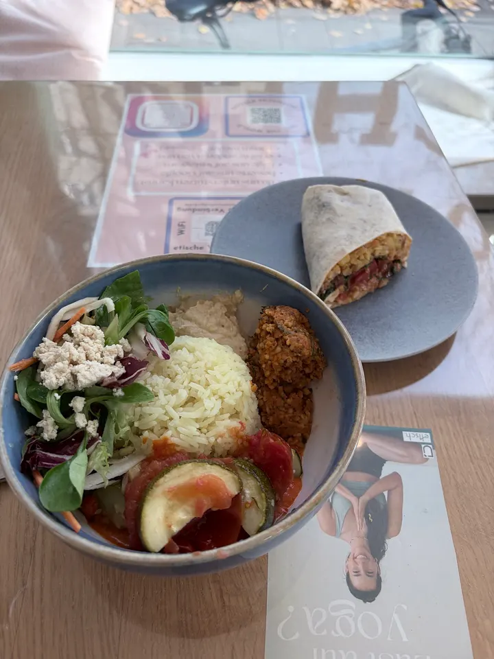 YOGA im Café etisch. 🧘🏽‍♀️ — Yoga in Schwanthalerhöhe, München