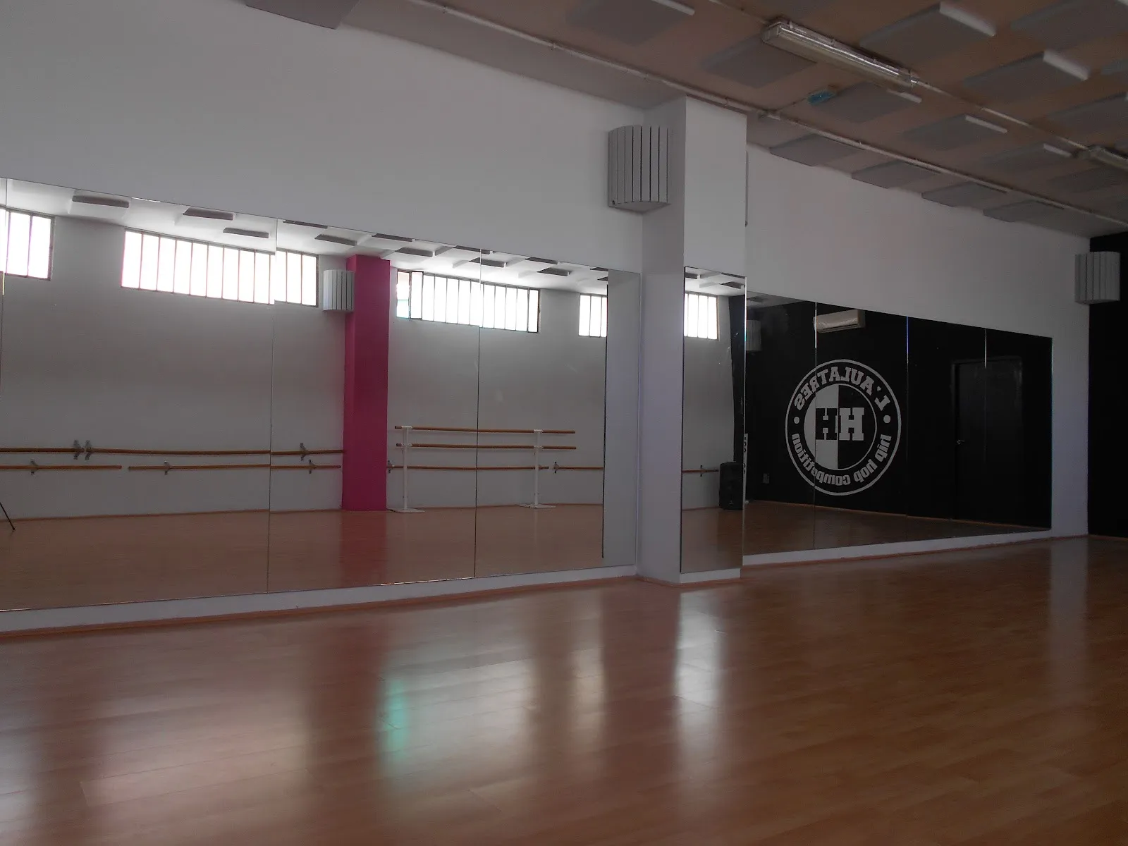L'aulatres, Estudi De Dansa I Arts Escèniques — baile-studio en El Vendrell — 2