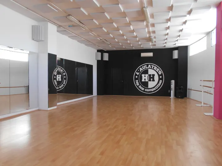 L'aulatres, Estudi De Dansa I Arts Escèniques — Baile en El Vendrell