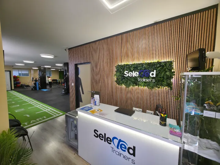 Selected Trainers Alminares Centro — Estudio de fitness en Cervantes, Granada