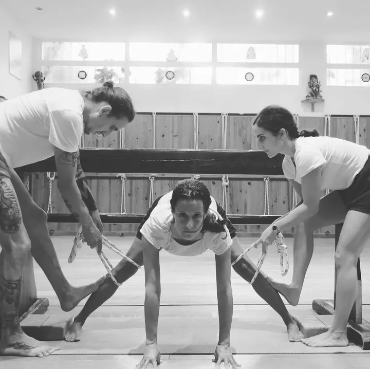 Yoga iyengar avec Noa et Josep — yoga-studio à Carabacel, Nice — 2