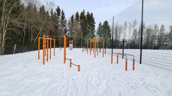 Tesoman liikuntapuiston street workout -telineet / ulkokuntoilupaikka — fitnessstudio – Tampere — 2