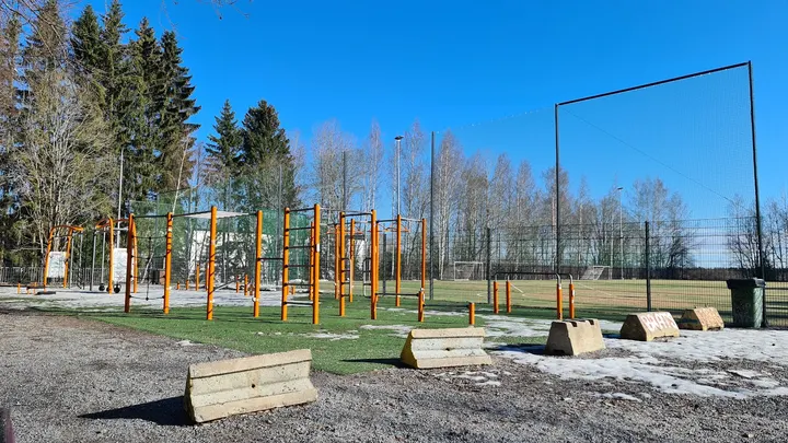 Tesoman liikuntapuiston street workout -telineet / ulkokuntoilupaikka — fitnessstudio – Tampere — 3