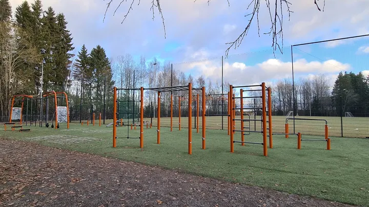 Tesoman liikuntapuiston street workout -telineet / ulkokuntoilupaikka — fitnessstudio – Tampere — 3