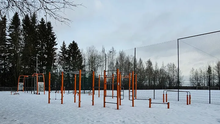 Tesoman liikuntapuiston street workout -telineet / ulkokuntoilupaikka — fitnessstudio – Tampere — 5