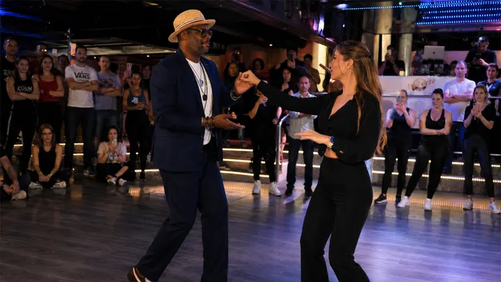 Clases de Salsa y Bachata Torremolinos — dance-studio i Torremolinos