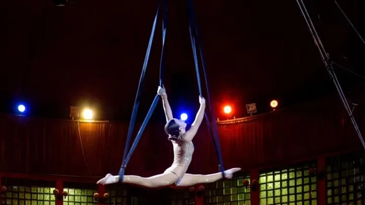 Adele Deliss — acrobatica aerea-studio a Catania — 3