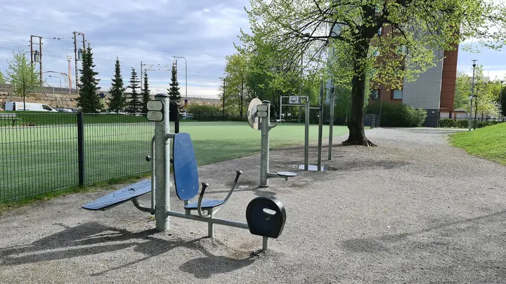 Väinö Linnan puiston street workout -telineet / ulkokuntoilupaikka — fitnessstudio – Amuri, Tampere — 3