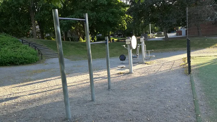 Väinö Linnan puiston street workout -telineet / ulkokuntoilupaikka — fitnessstudio – Tampere — 3
