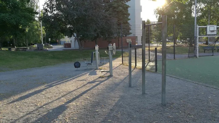 Väinö Linnan puiston street workout -telineet / ulkokuntoilupaikka — fitnessstudio – Tampere — 4