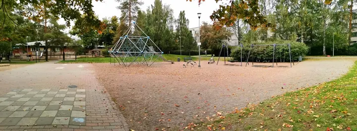Väinö Linnan puiston street workout -telineet / ulkokuntoilupaikka — fitnessstudio – Tampere — 5