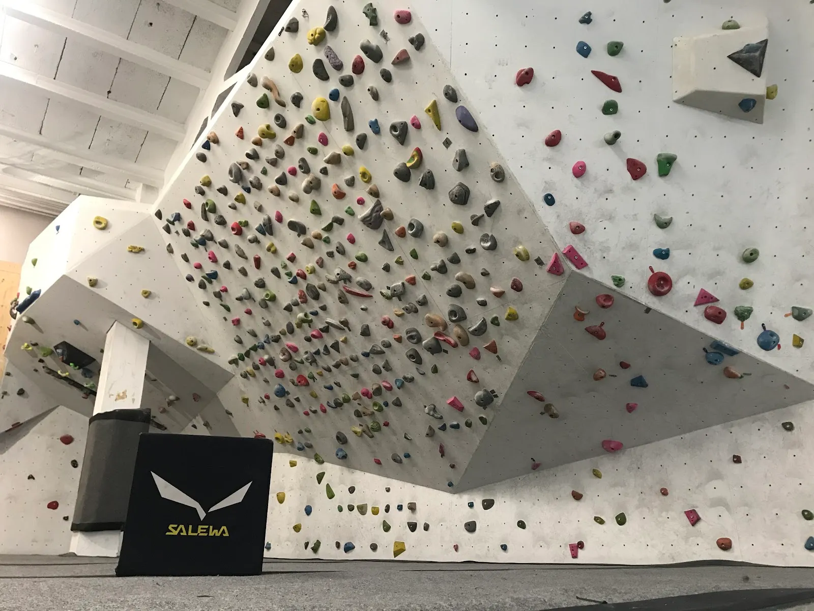 9a Poblenou Climbing Rocódromo Barcelona — escalada-studio en Sant Martí, Barcelona — 3