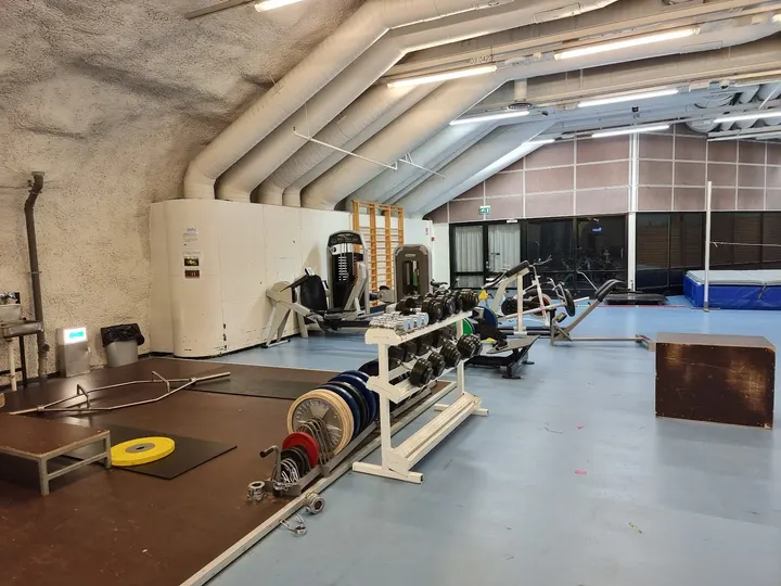 Kannusillanmäen väestönsuoja / Kuntosali 1 — fitnessstudio – Espoo — 2