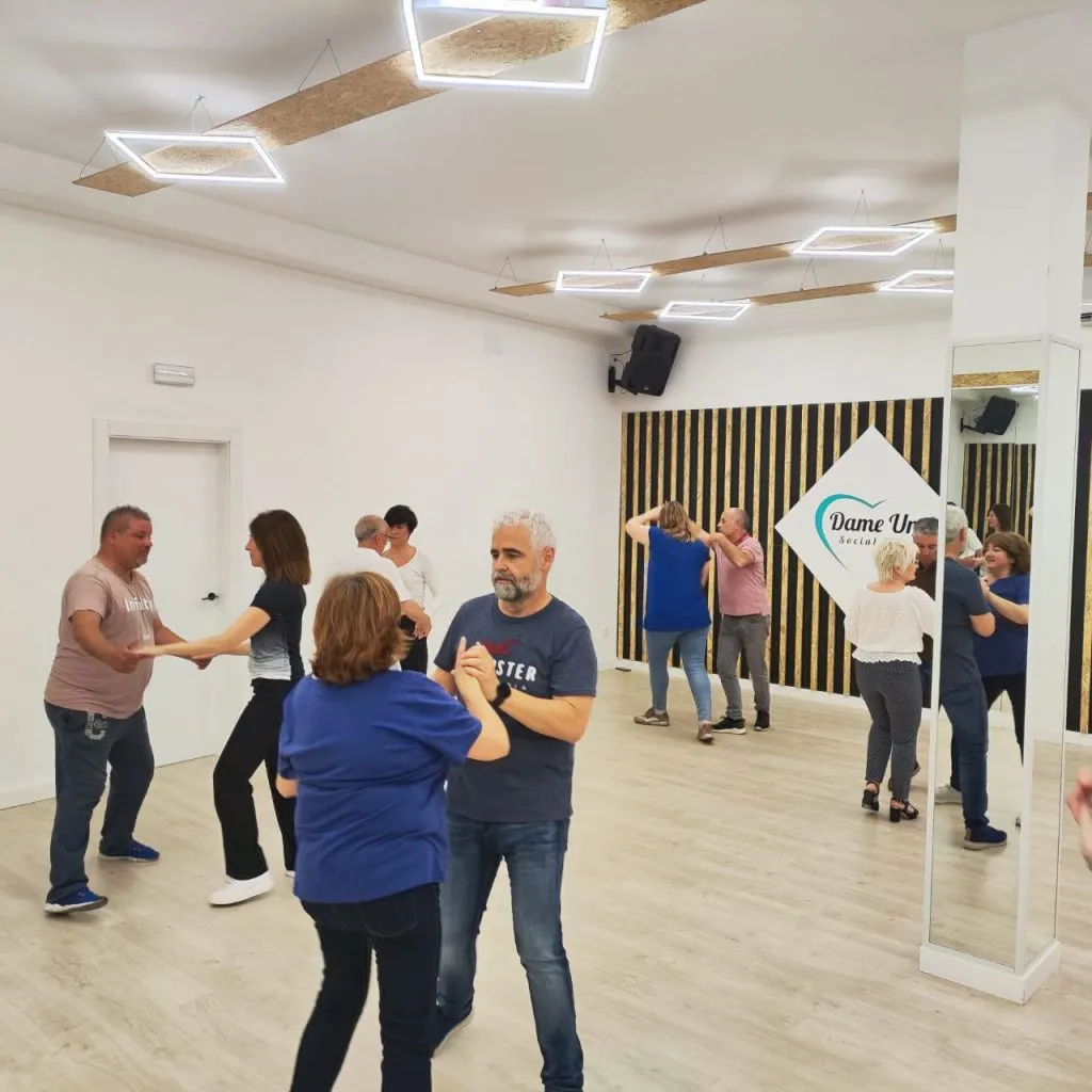 Dame Una Social Dance I Escola de ball a Lleida — dans-studio i Lleida — bild 4