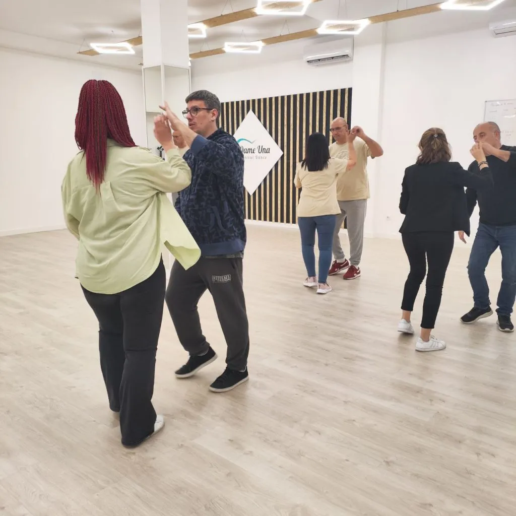 Dame Una Social Dance I Escola de ball a Lleida — dans-studio i Lleida — bild 5