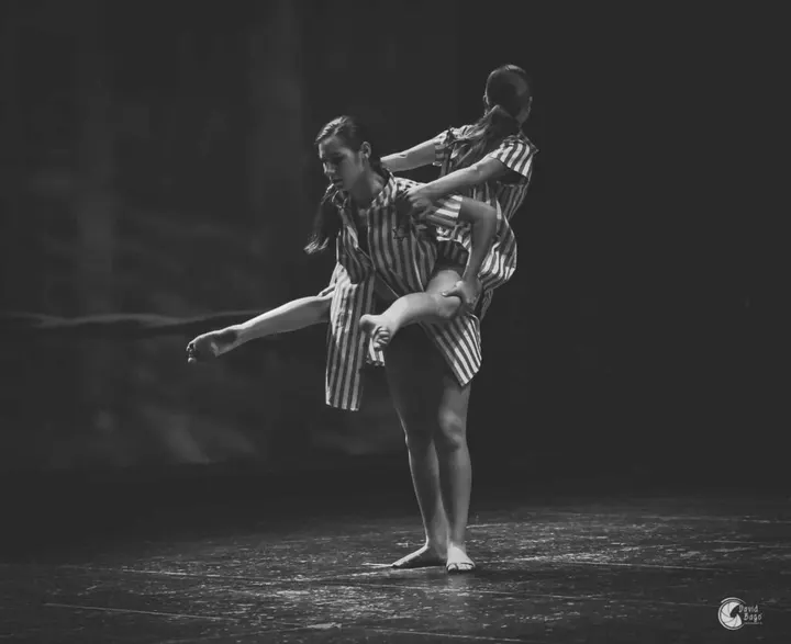 Escuela de Canto, Teatro, Salsa, y Armonización de Voces en Figueres Mónica Lucena — Baile en Figueres