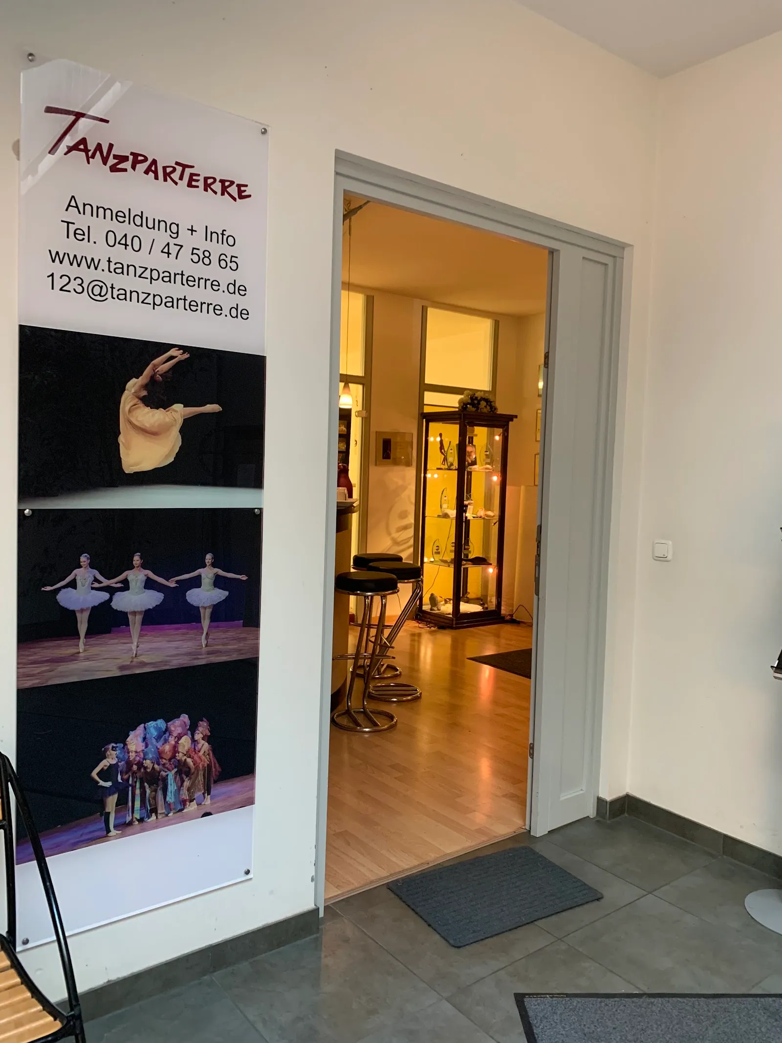 Tanzparterre Leiterin: Monika Brandenburg Ballettunterricht — tanz-studio in Hamburg — 3