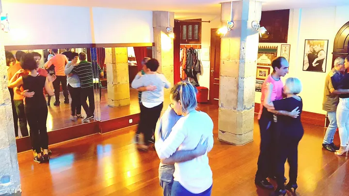 Carmen Garmendia y Maria Govillard — baile-studio en Gune Erromantikoa, San Sebastián — 2