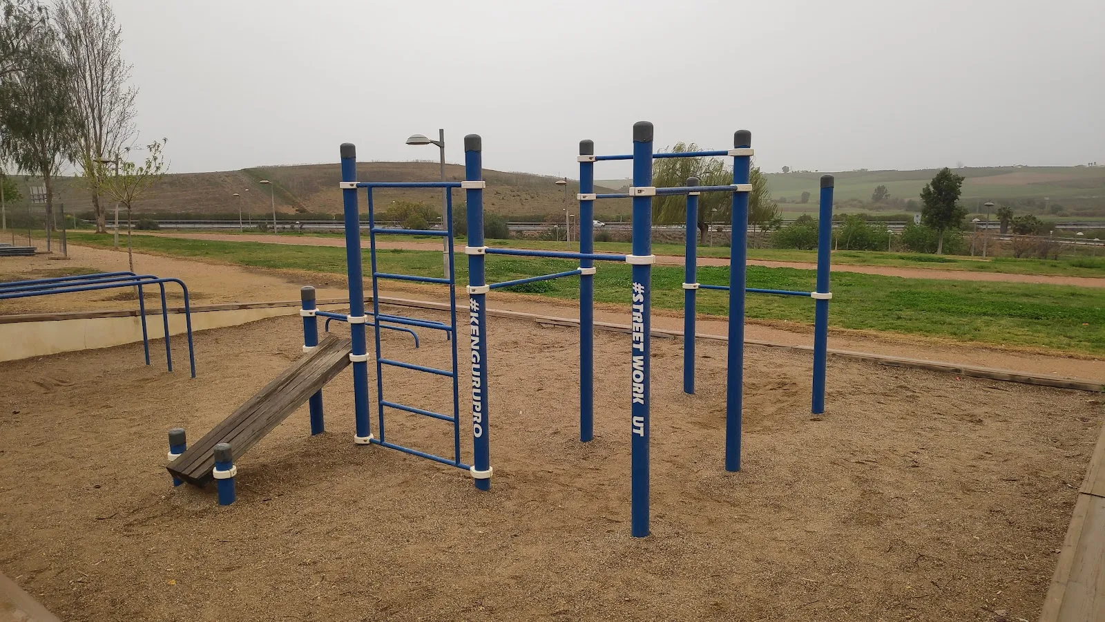 Parque Calistenia #Street Workout #Kengurupro — estudio de fitness-studio en La Carlota — 3
