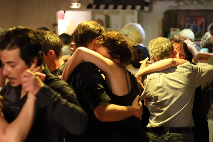 La cerise sur le tango — Danse à Grézan, Nîmes