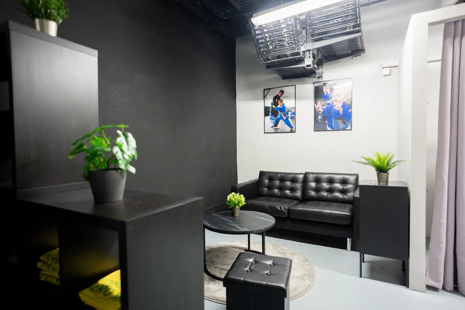 Hutton Academy Mona — mma-studio in Moosach, München — 2