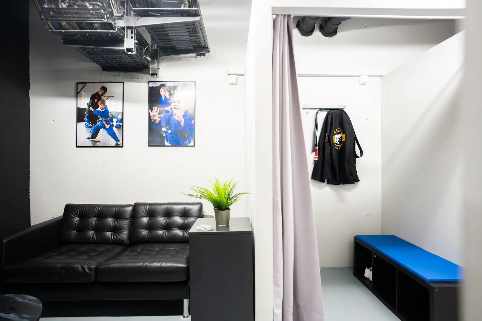 Hutton Academy Mona — mma-studio in München — 3